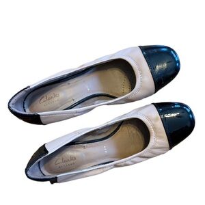 Like new Leather Clarks Italy low heel shoes size 9